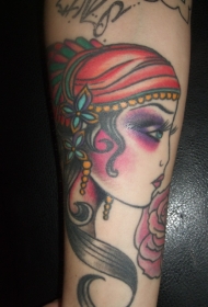 手臂可爱的吉普赛女孩头部纹身图片
