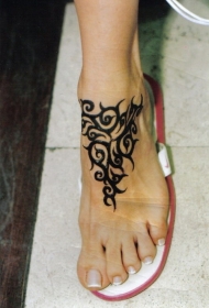 女性脚背黑色部落图腾纹身图案