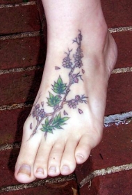 女性脚背彩色花与树纹身图案