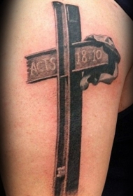 大臂写实彩色铁十字架纹身图案