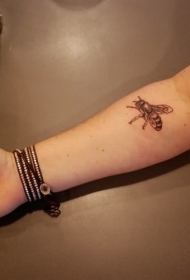 小臂小可爱的蜜蜂纹身图案