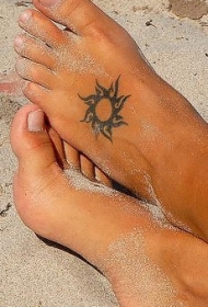脚背黑色太阳图腾纹身图案