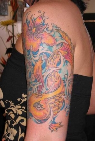 优雅女士大臂彩色锦鲤纹身图案