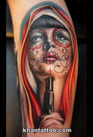 墨西哥传统彩色女子肖像带手枪纹身图案