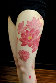 女性大腿创意粉色莲花纹身图案