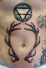 腹部神秘的三角形符号和鹿的角纹身图案