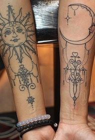 手臂情侣可爱的太阳与月亮纹身图案