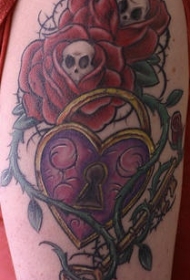 肩部彩色玫瑰和荆棘藤蔓爱心纹身图案