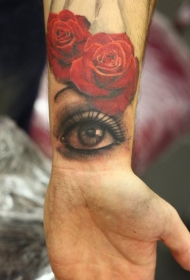 手腕写实红色玫瑰与神秘的眼睛纹身图案