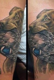 猎人犬和鸭子彩色纹身图案