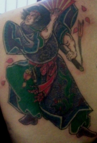 男性肩部彩色日本武士纹身图片
