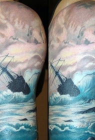 肩部彩绘逼真的大旧船在海中纹身