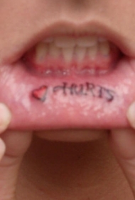 女性嘴唇英文字母纹身图案