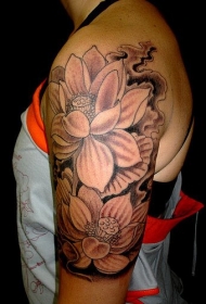 女性棕色肩上的莲花纹身图案