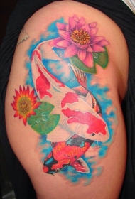 五颜六色的锦鲤鱼游在池塘纹身图案