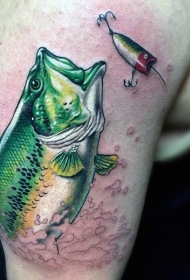 肩部彩色逼真的鱼纹身图案