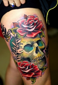 大腿油画风骷髅与逼真的玫瑰纹身图案