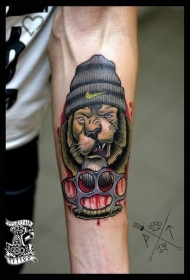 手臂插画风格彩色的狮子暴徒纹身图案