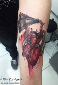手臂血腥留声机与人体心脏纹身图案