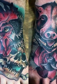 脚背公鸡头部与野猪和骷髅纹身图案