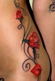 侧肋红玫瑰藤蔓纹身图案