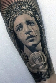 手臂现实主义风格的玫瑰与哭泣女人纹身
