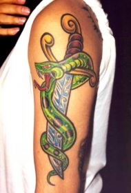 匕首和绿蛇纹身图案