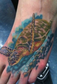 脚背彩色逼真的海龟纹身图案