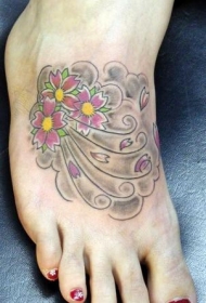 女性脚背彩色樱桃花纹身图案