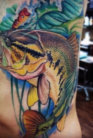 侧肋逼真彩绘上钩的鱼纹身图案