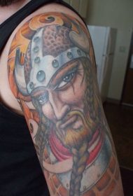 大臂编织胡须的维京战士彩色纹身图案