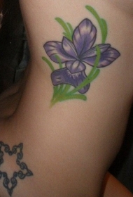 侧肋紫色的小花纹身图案