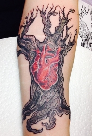 手臂彩绘的大树与心脏纹身图案