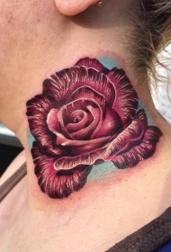 女生颈部彩色的凉爽玫瑰纹身图案