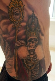 侧肋彩色骷髅国王与权杖眼睛纹身图案