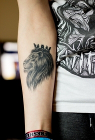 小臂黑白狮子王皇冠纹身图案