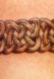手臂棕色铜链装饰纹身图案