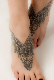 女性脚背墨灰色的漂亮图腾纹身