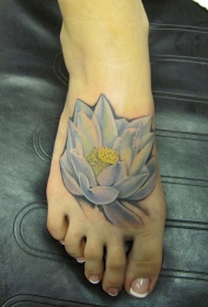女性脚背上的水彩白莲花纹身图案