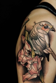 大臂现代风格彩色鹰与花朵纹身图案