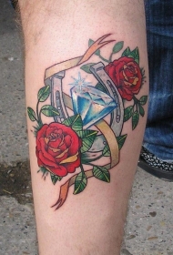 手臂钻石和红色玫瑰马蹄铁纹身图案