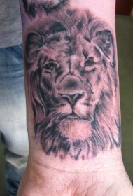 手腕漂亮狮子头纹身图案