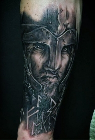 手臂现实主义风格的中世纪骑士纹身