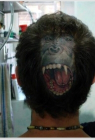 头部非常逼真的原始咆哮猩猩脸纹身图案