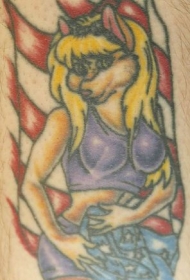 肩部彩色金发女孩与狼头纹身图案