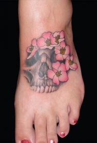 女性脚背彩色人类头骨与花朵纹身图案