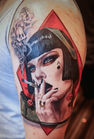 肩部彩色个性吸烟的妇女纹身图案