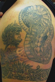 肩部灰色个性战士和蛇纹身图案