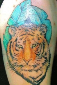 肩部彩色老虎头与绿叶纹身图案
