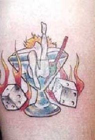 玻璃杯里性感美女和火焰彩色纹身图案